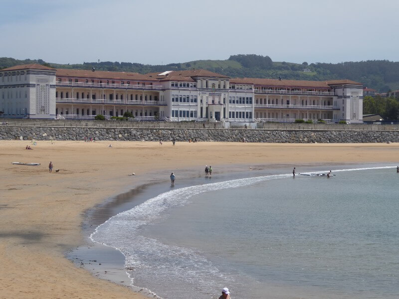 Vista del Sanatorio junto a la playa de Gorliz