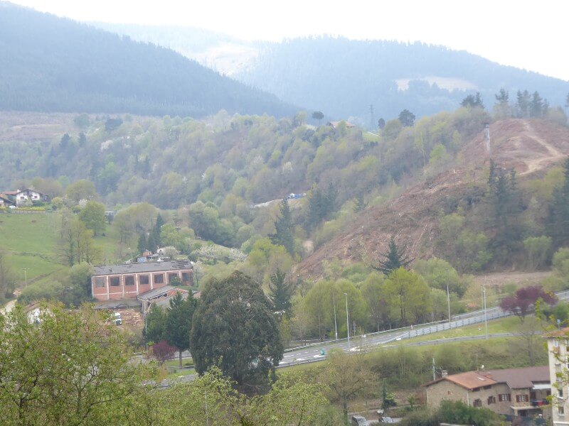 Paisaje con fábrica y chimenea