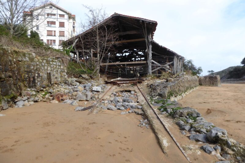 Estructura de madera de un astillero en la desembocadura de una ría