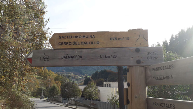 Poste de madera en el exterior que señala la dirección a diferentes lugares