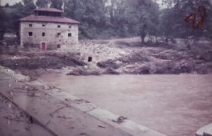 Río con aguas muy altas y edificio de pisos en su ribera