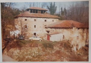 Dos casas grandes, una adosada por la fachada